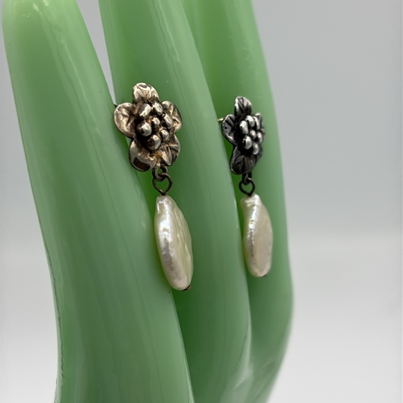 THAI Silver Sterling Silver Hallmarked Earrings with Iridescent Coin Pearl - Picture 2 of 7